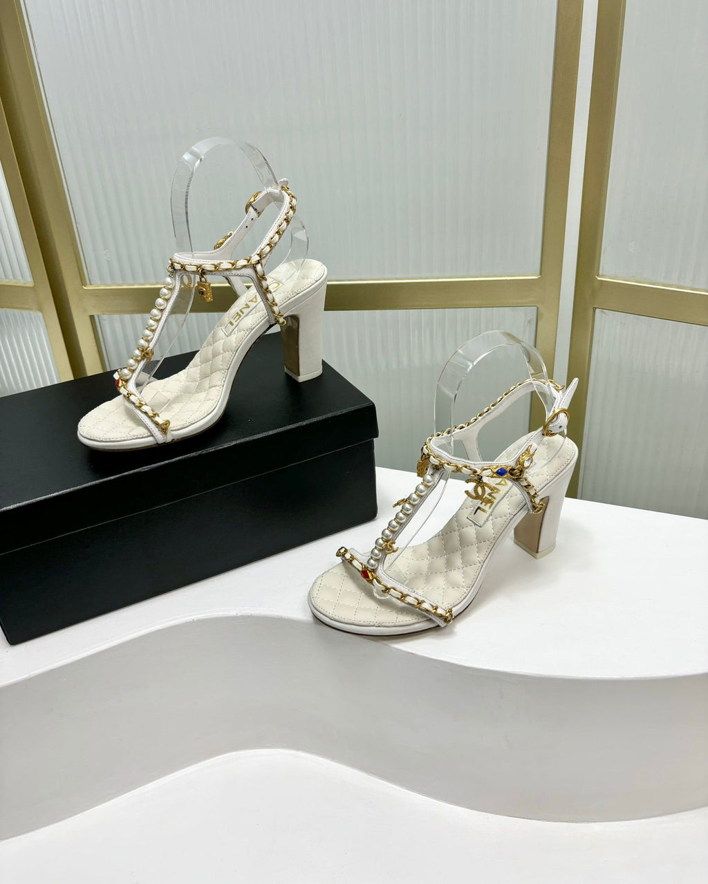 CHANEL HIGH HEELS PEARL CHAIN IN WHITE COWHIDE