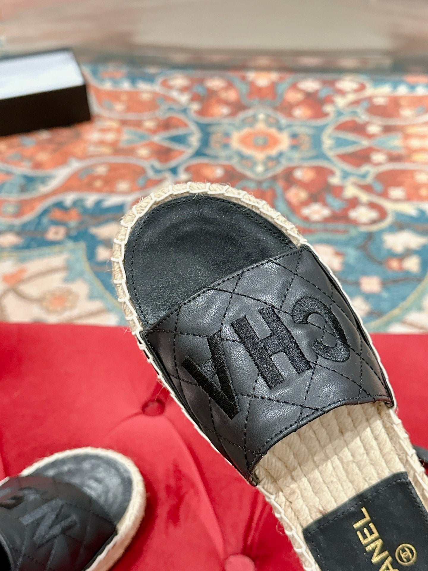 CHANEL FLAT SLIPPERS IN BLACK LAMBSKIN MIX BEIGE WOVEN